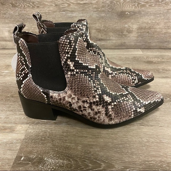Blondo | Emelia Waterproof Snakeskin Chelsea Booties Size 7 NEW - Picture 1 of 7